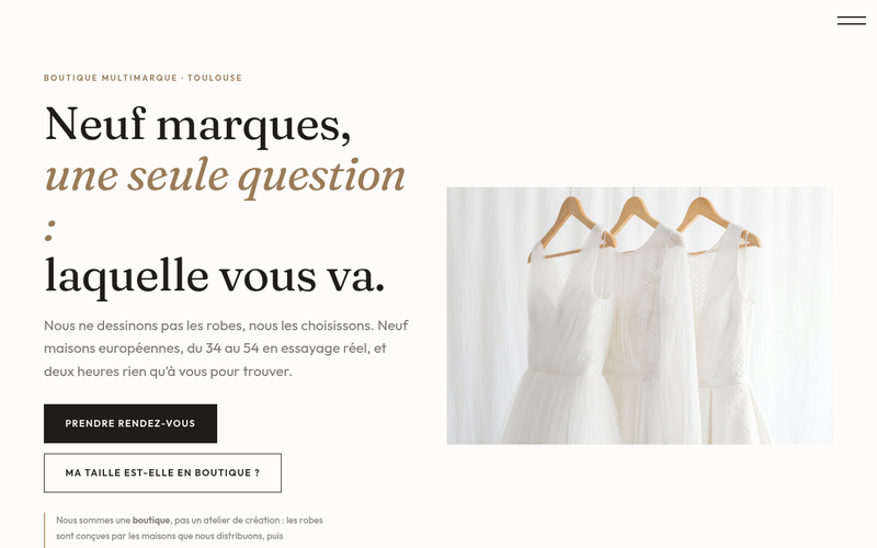 Capture du modèle Blanc sur blanc : trois robes blanches sur des cintres en bois devant un rideau clair, à côté du titre « Neuf marques, une seule question : laquelle vous va. »