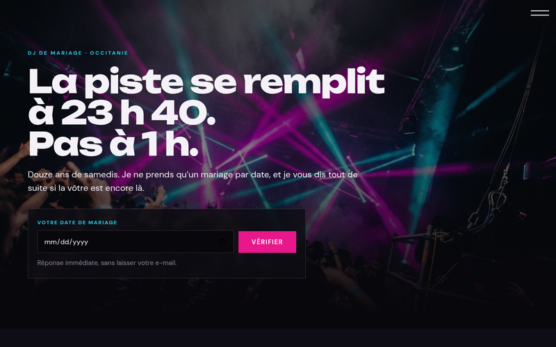 Capture du modèle Nuit et néon : une foule qui danse sous des faisceaux roses et bleus, un grand titre sur l’heure où la piste se remplit, et un champ « Votre date de mariage » avec un bouton Vérifier