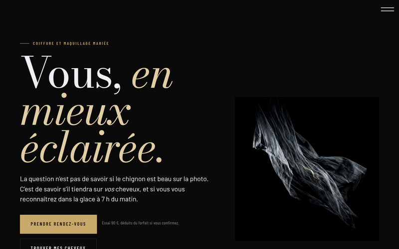 Capture du modèle Studio noir : sur fond noir, le titre « Vous, en mieux éclairée. » à côté d’un voile blanc suspendu dans l’ombre