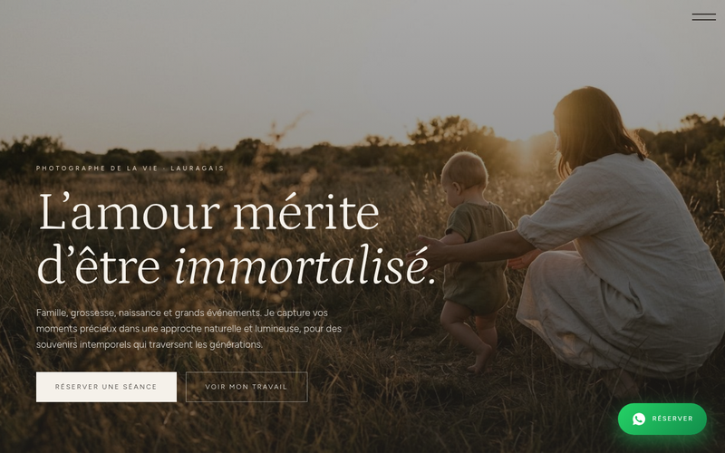 Capture du modèle Fin de jour : une mère et son enfant dans un champ en contre-jour, sous le titre « L’amour mérite d’être immortalisé »