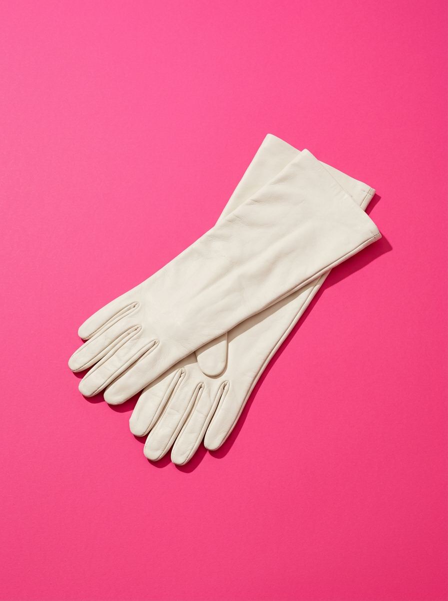 Paire de gants longs en chevreau blanc cassé, posés à plat