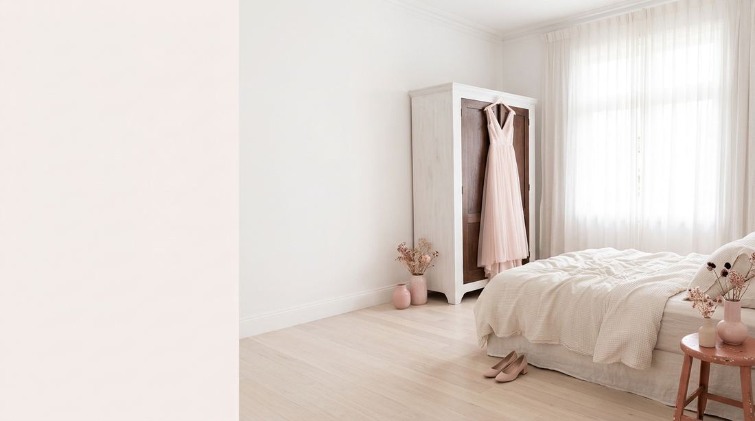 Chambre claire au matin, robe de mariée suspendue à la porte de l’armoire