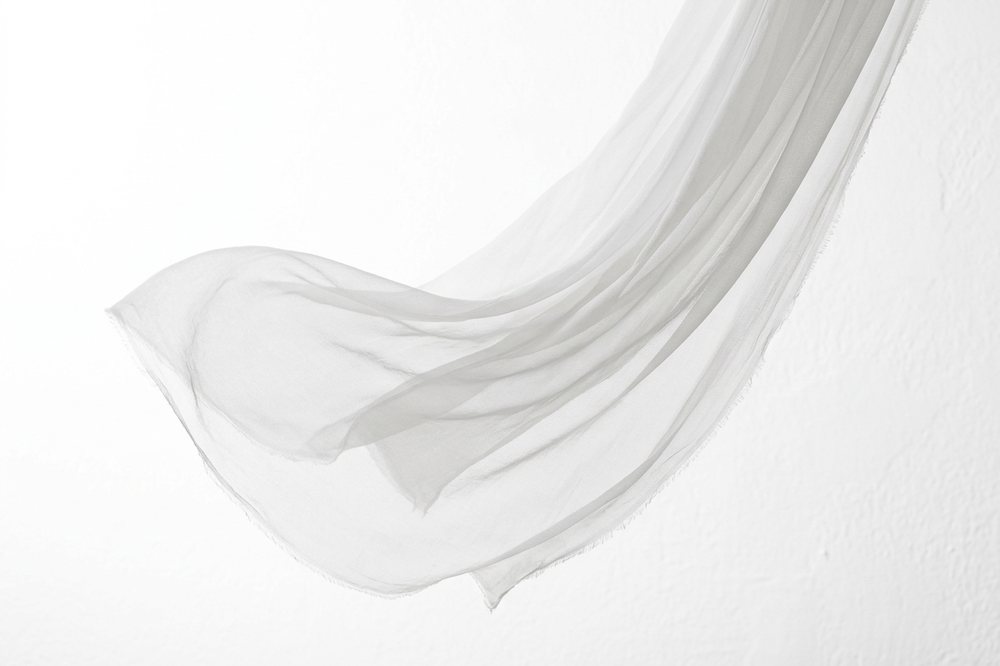 Pan de mousseline soulevé, saisi en mouvement.