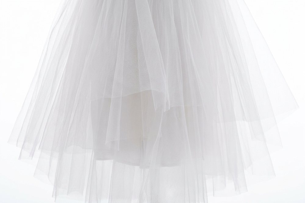 Plusieurs couches de tulle superposées, en volume, sur fond blanc.