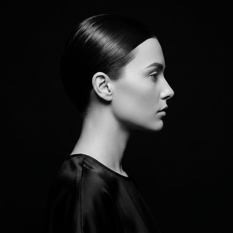 Profil très graphique, cheveux entièrement tirés et laqués.