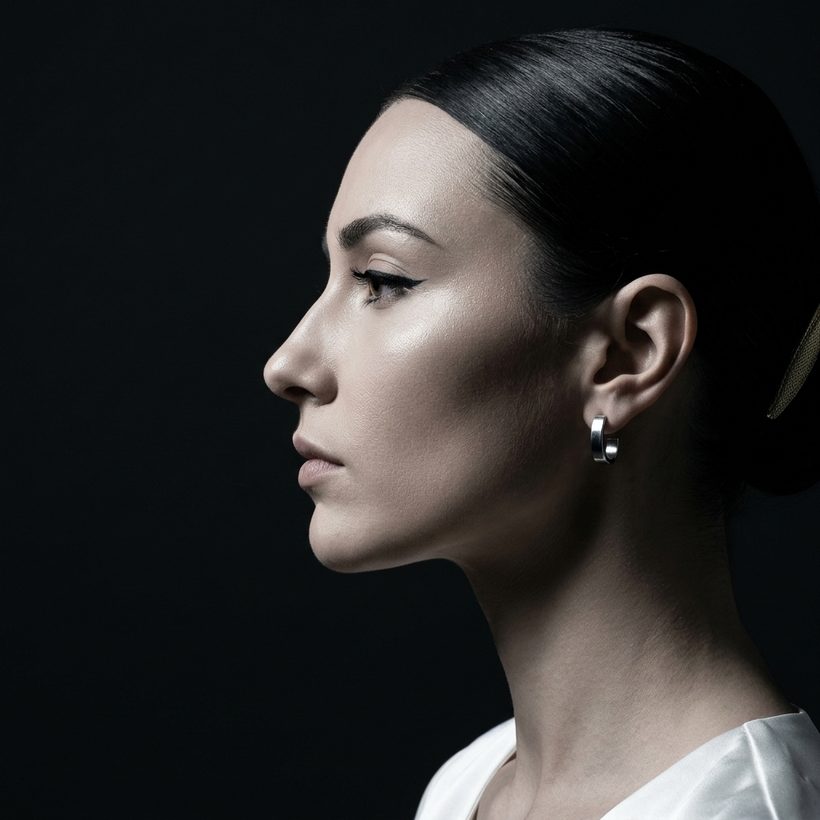 Profil de mariée, trait d’eyeliner net, cheveux tirés en arrière.