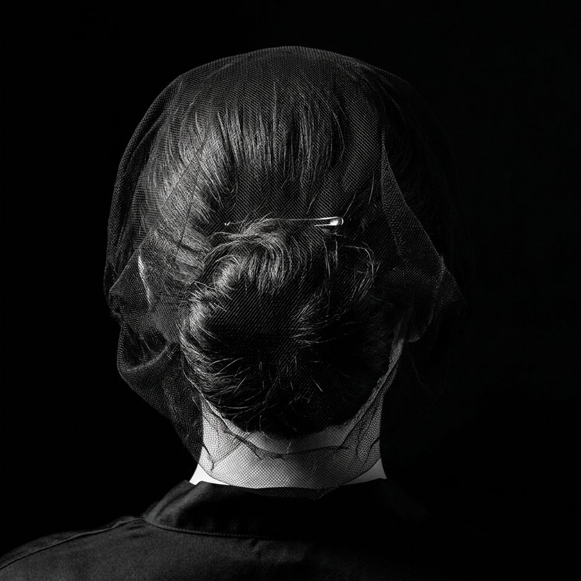 Voile de tulle posé sur un chignon, vu de dos.