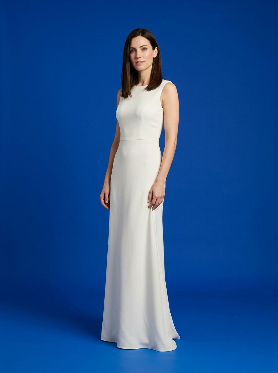 Louise Vasseur en pied, de trois quarts, robe de mariée ivoire en crêpe
