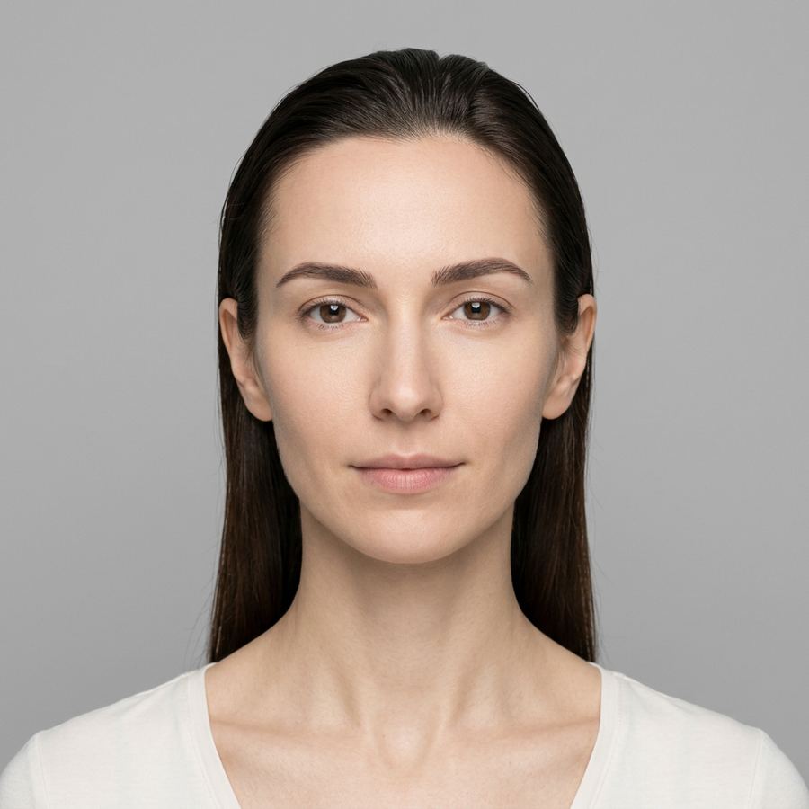 Portrait beauté serré, peau nette et peu maquillée