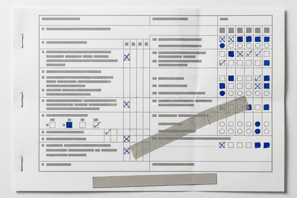 Un questionnaire imprimé, cases cochées à l’encre bleue
