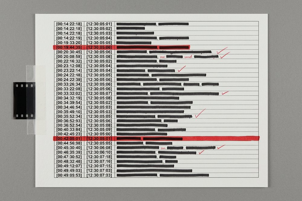 Une feuille de timecodes annotée en rouge